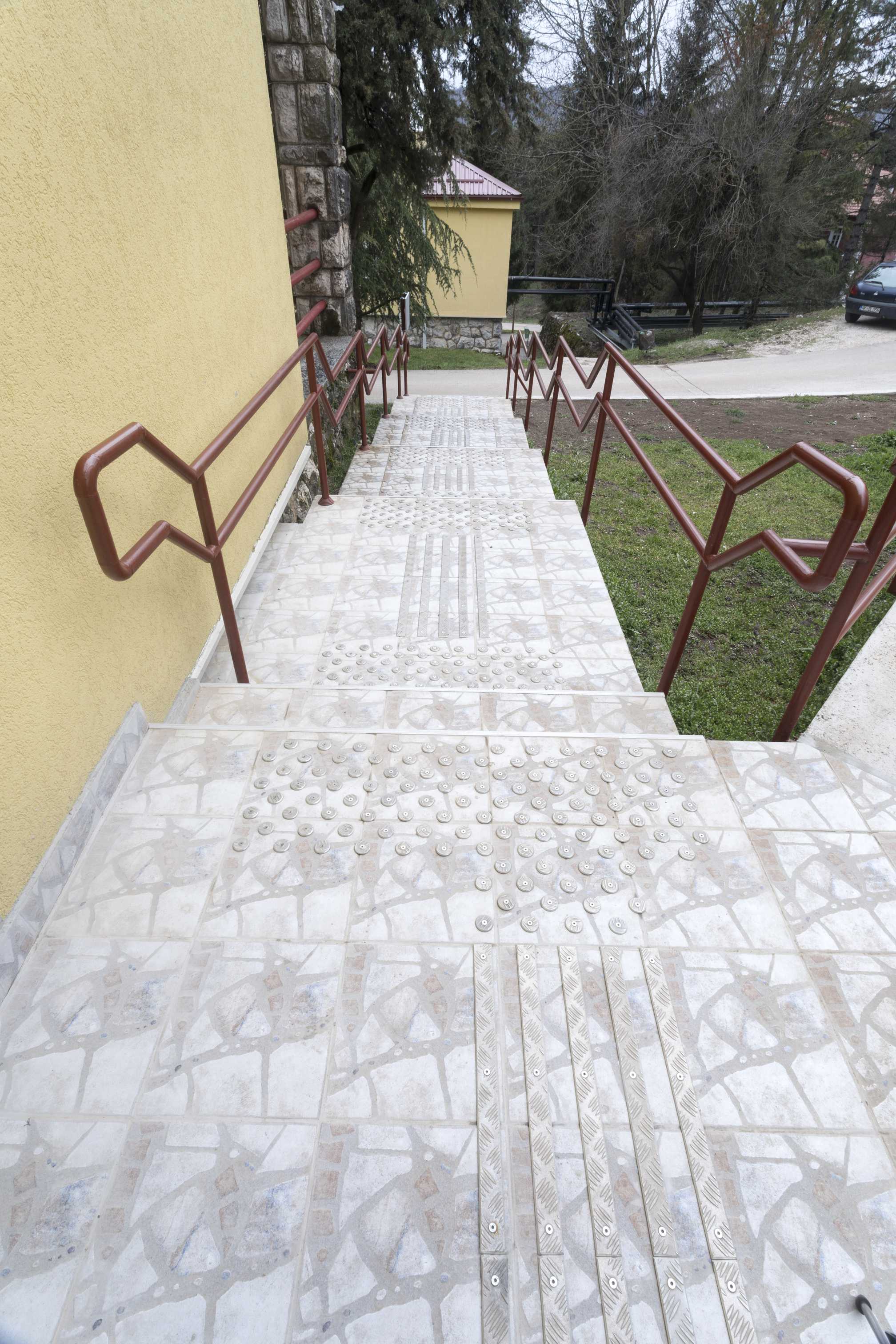 Tactile paths outdor (8).jpg